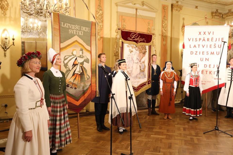 XXVI Vispārējie latviešu Dziesmu un XVI Deju svētku karogu godināšana
