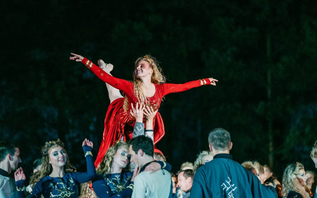 Ar vētrainiem aplausiem aizvadīta deju ansambļa “Daiļrade” folkbaleta pirmizrāde “Cik Saules mūsos”