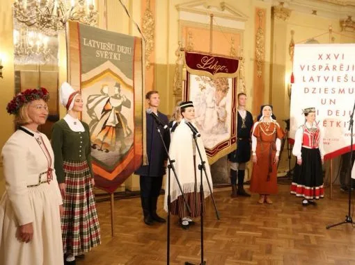 XXVI Vispārējie latviešu Dziesmu un XVI Deju svētku karogu godināšana