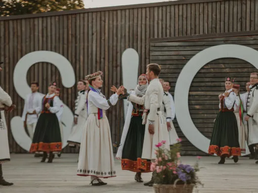 Deju uzvedums “Dzersim kāzas trīs dieniņas. Dziedāsim. Dancosim.”