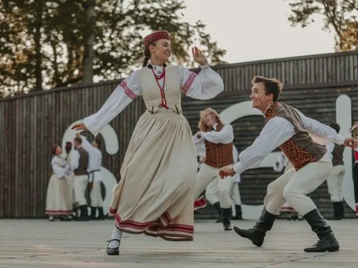 Deju uzvedums “Dzersim kāzas trīs dieniņas. Dziedāsim. Dancosim.”